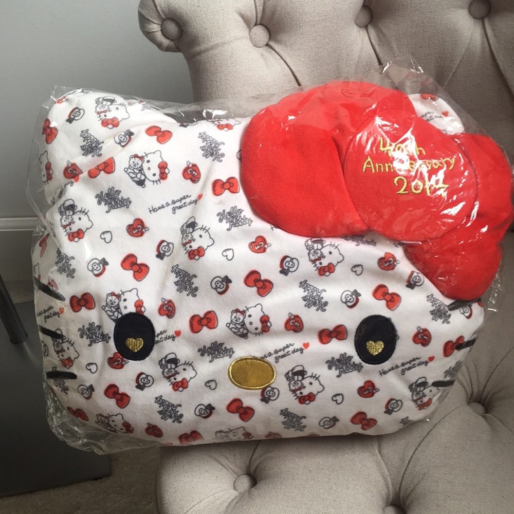 β€οΈ New Sanrio Hello Kitty 40th anniversary plush throw pillow decor